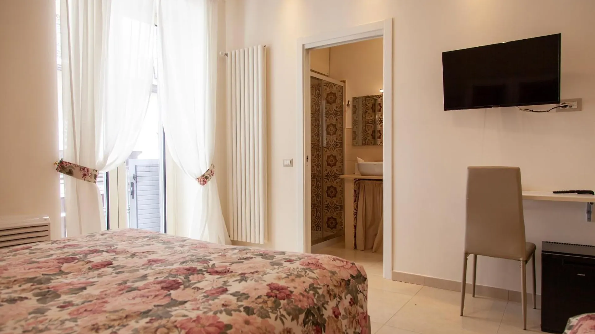 Opera 5 Hotel Naples