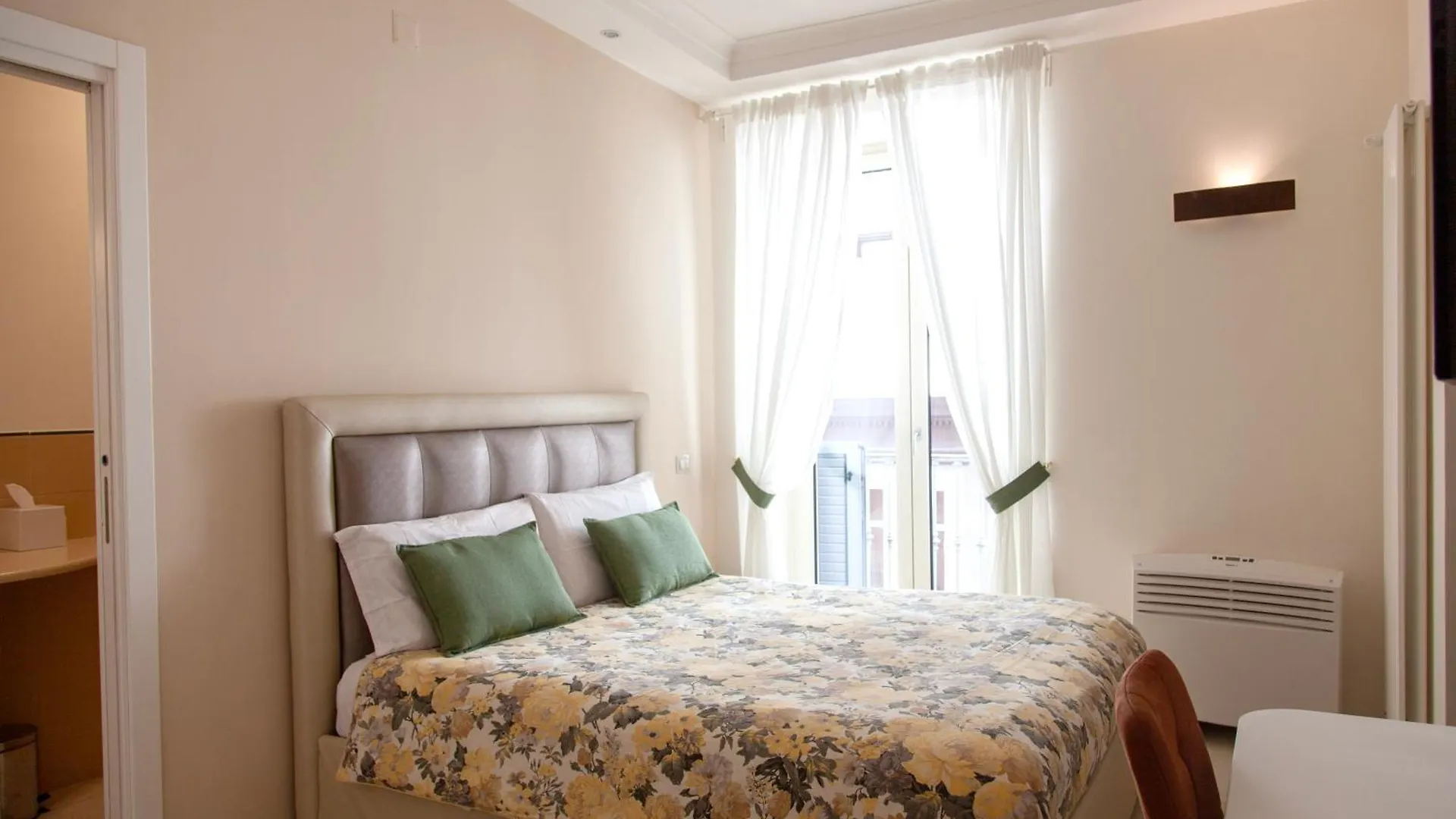 Opera 5 Hotel Naples 0*,