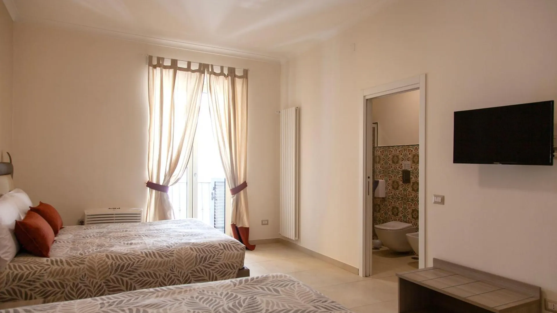 Opera 5 Hotel Naples Guest house